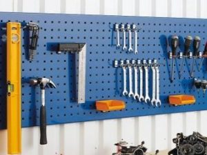 Etagère bouclier pour le garage.