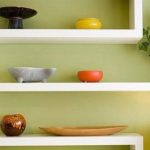 Étagères en plaques de plâtre DIY au mur.