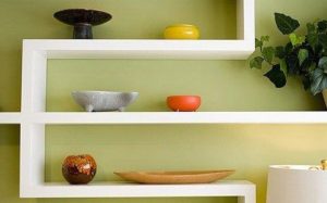 Étagères en plaques de plâtre DIY au mur.