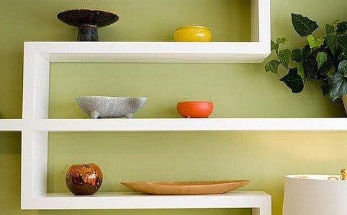 Étagères en plaques de plâtre DIY au mur.