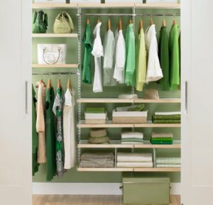 Bonne organisation de l'espace dans le placard.