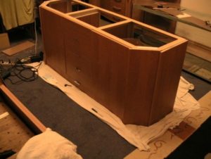 Le processus de fabrication d'une armoire spéciale pour un aquarium.