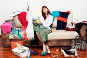 Le processus de nettoyage de la garde-robe.