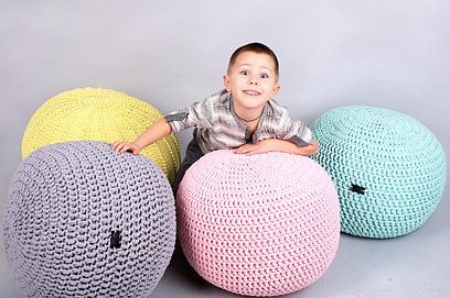 Pouf en fil tricoté au crochet