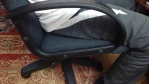 La chaise de bureau grince