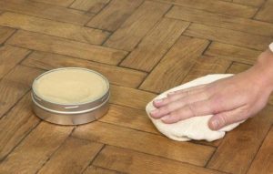 Nous cirons le sol pour déplacer le meuble.