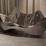 Canapé en acier inoxydable.