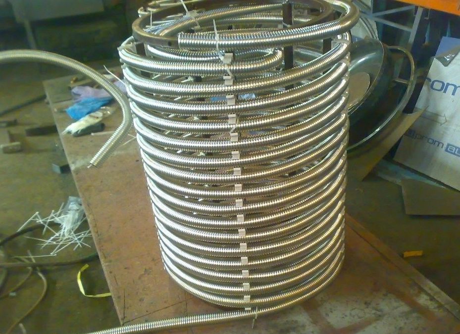 Tube en cuivre pour chauffer l'accumulateur de chaleur.