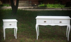 Table de nuit avec pieds.