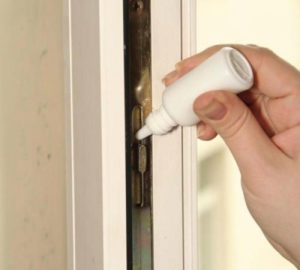 Entretien des ferrures d'armoires.