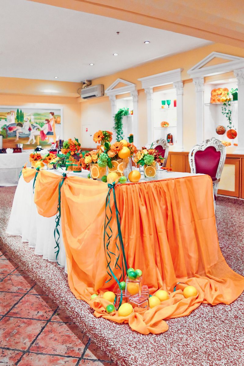 Décorer la table de mariage avec des fruits.