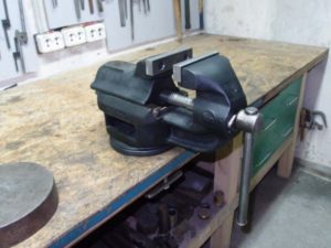 Installer un étau sur une table dans le garage