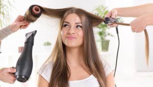 Coiffage professionnel réalisé au sèche-cheveux, mais par les mains d'un maître