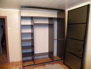 Assemblage d'une armoire intégrée
