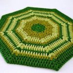 Tapis au crochet pour chaises.