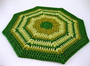 Tapis au crochet pour chaises.