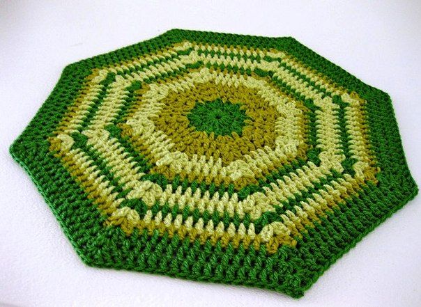 Tapis au crochet pour chaises.