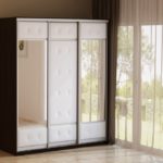 Miroir de garde-robe.