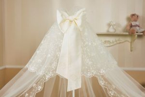 pourquoi y a-t-il un auvent dans le berceau ?