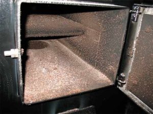 Nettoyer la chaudière de la suie