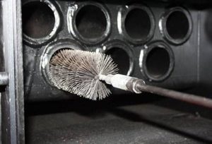 Nettoyer la chaudière de la suie
