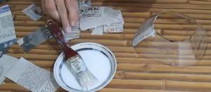 Maintenant, vous devez également vous couvrir le cou avec des journaux.