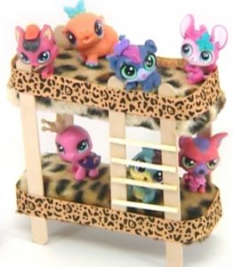 Lit superposé fabriqué à partir de boîtes d'allumettes