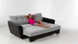 utilisation de livres sur le canapé