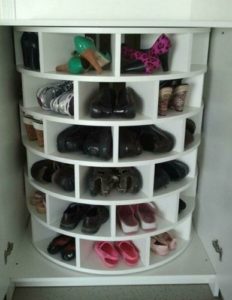 Etagère à chaussures dans le dressing