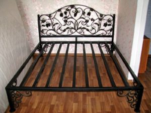 Lit à faire soi-même fabriqué à partir d'un tube profilé