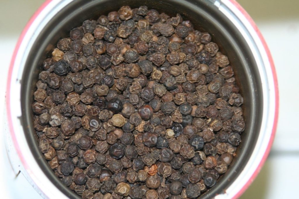 épices dans un moulin à café