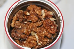 noix dans un moulin à café