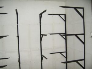 assemblage d'étagères à partir de structures métalliques