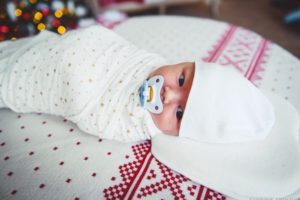 nouveau-né sur une couche de flanelle