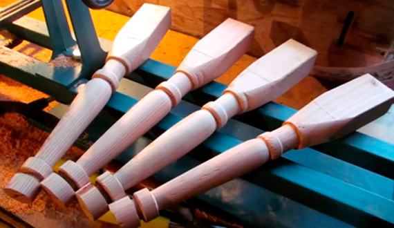 Pieds bouclés pour la table.