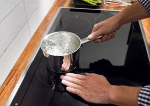 ustensiles de cuisine sur cuisinière à induction