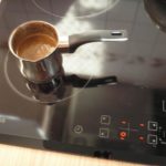 ustensiles de cuisine sur cuisinière à induction