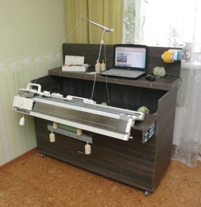 assembler une table pour une machine à tricoter