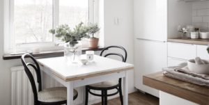 si la table est près de la fenêtre