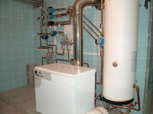 installation d'une chaudière à gaz au sol dans une maison privée