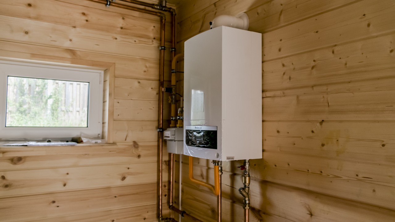 installation d'une chaudière à gaz murale dans une maison privée