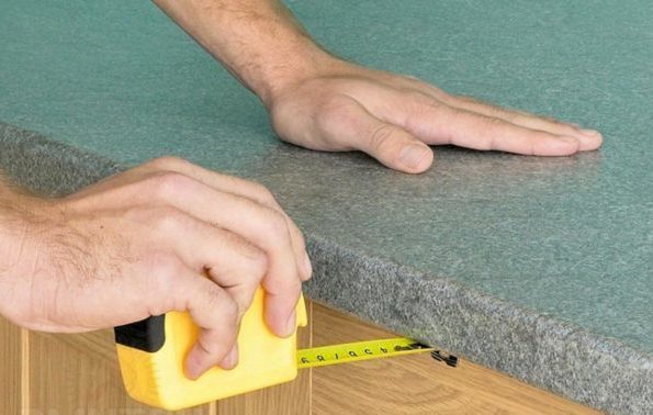 Préparation de l'installation du comptoir.