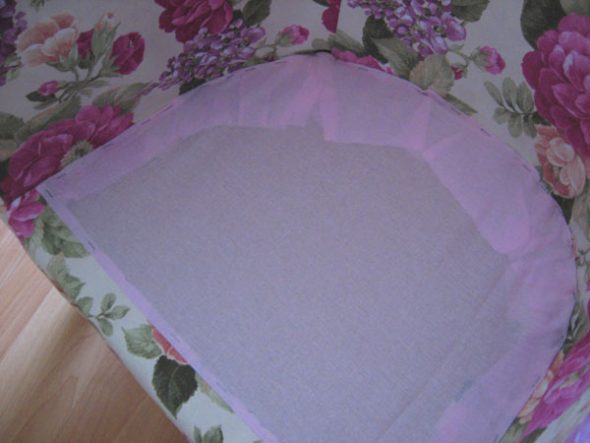 Les pièces en tissu sont tapissées à l'aide d'une agrafeuse pour meubles.