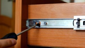 remplacer les guides dans une armoire