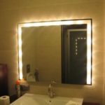 comment connecter un miroir lumineux dans la salle de bain