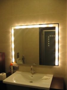 comment connecter un miroir lumineux dans la salle de bain