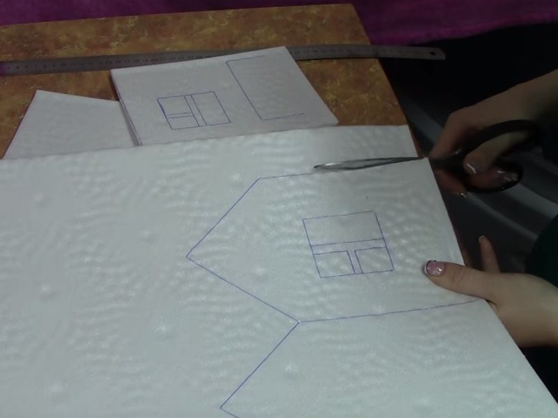 Nous avons découpé le blanc pour la maison du Père Noël.