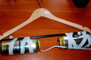 Nous prenons comme base un cintre en bois.