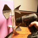 Coller une feuille sur la structure du vibrateur