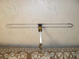 Nous attachons les tiges au mât de fer